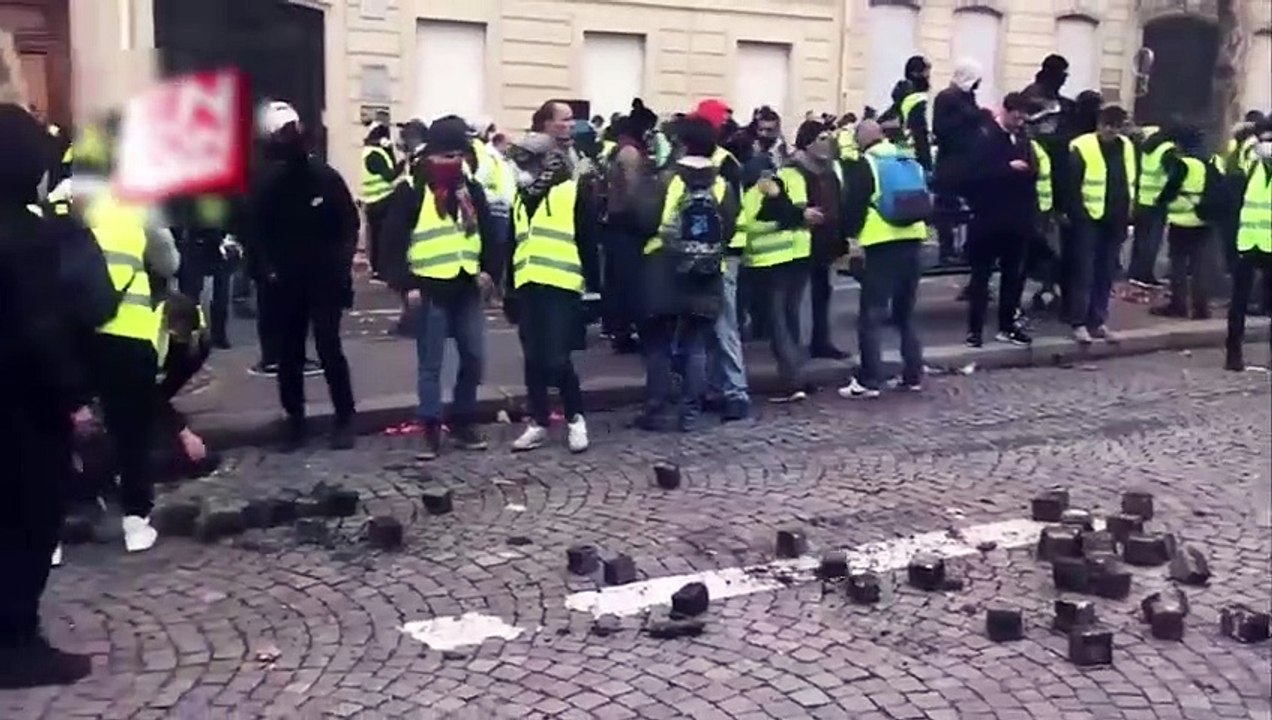 Paris'te PKK'lılar sokağa indi, eylemcilere taktik öğretti!