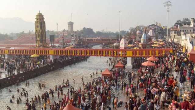 Basant Panchami: Devotees take holy dip in Ganga