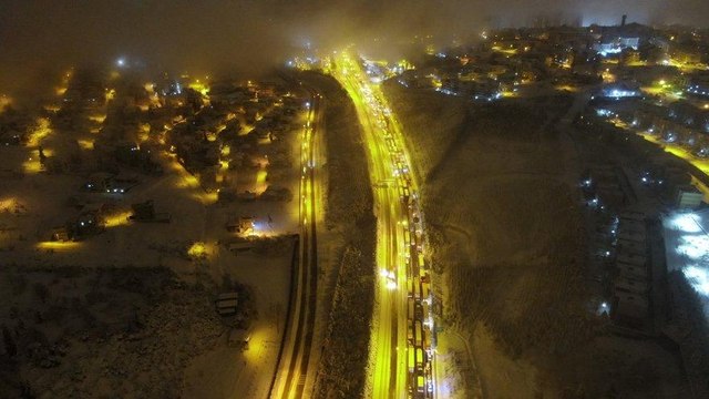 Yoğun kar yağışının kapattığı TEM, 1,5 saat sonra trafiğe açıldı