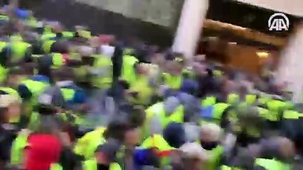 Paris'te polis göstericilere gaz bombası attı