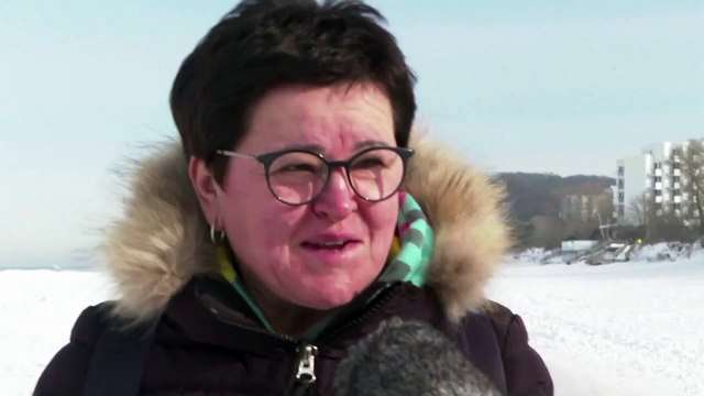 Schönes und seltenes Phänomen: zugefrorene Küste in Polen