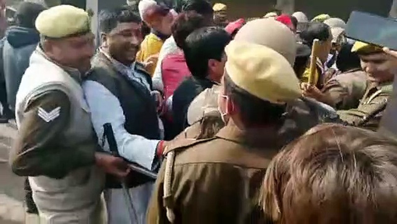 शाहजहांपुर: छावनी परिषद की दुकानें भारी हंगामें...