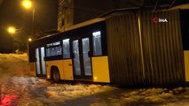 Sancaktepe’de İETT otobüsü mahsur kaldı, vatandaş canlı yayın yaptı