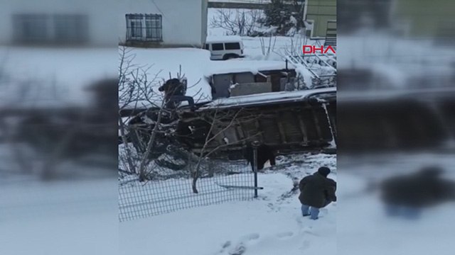 Sultanbeyli'de servis minibüsü yan yattı; içindekileri çevredekiler çıkardı