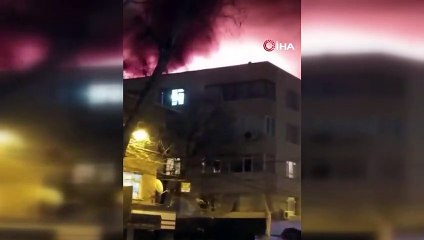 Zeytinburnu’nda 4 katlı binanın çatısı alev alev yandı