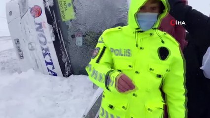 Futbolcuları taşıyan otobüs karlı yolda devrildi: 1 yaralı