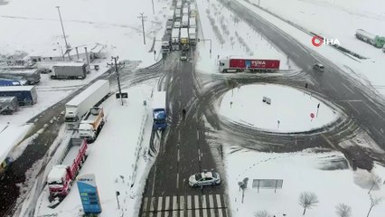 Balıkesir Bursa karayolu kar sebebiyle kapandı...Yüzlerce araç yolda kaldı