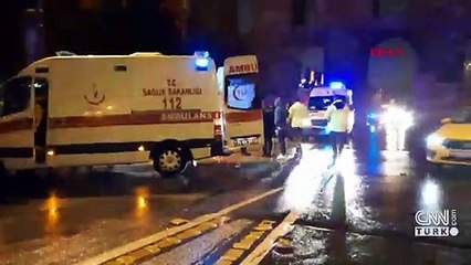 Fatih'te otomobil, tarihi su kemerine çarptı: 2 yaralı