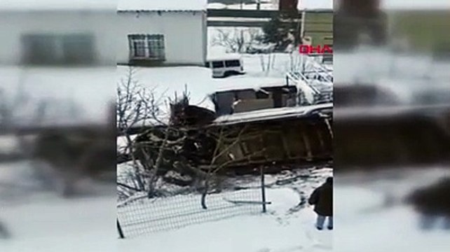 Sultanbeyli'de servis minibüsü yan yattı; içindekileri çevredekiler çıkardı