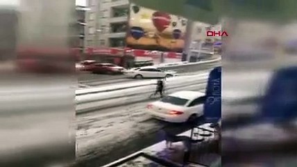 Şoför direksiyondan inip aracının önüne atladı