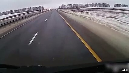 Otoyolda feci kaza anbean kamerada
