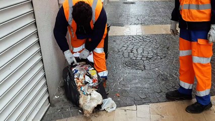 L'ouverture des sacs poubelles jetés dans la rue pour identifier le propriétaire à Montélimar