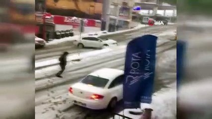 Kayan aracını durdurmak için direksiyondan indi önüne atladı