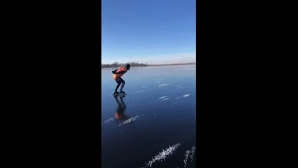 Los canales de Ámsterdam convertidos en peligrosas pistas de patinaje por las gélidas temperaturas
