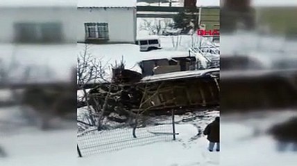 Sultanbeyli'de servis minibüsü yan yattı; İçindekileri çevredekiler çıkardı
