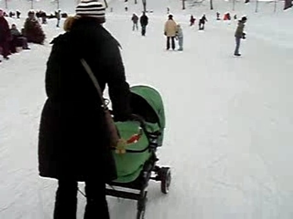 Oscar découvre le patin