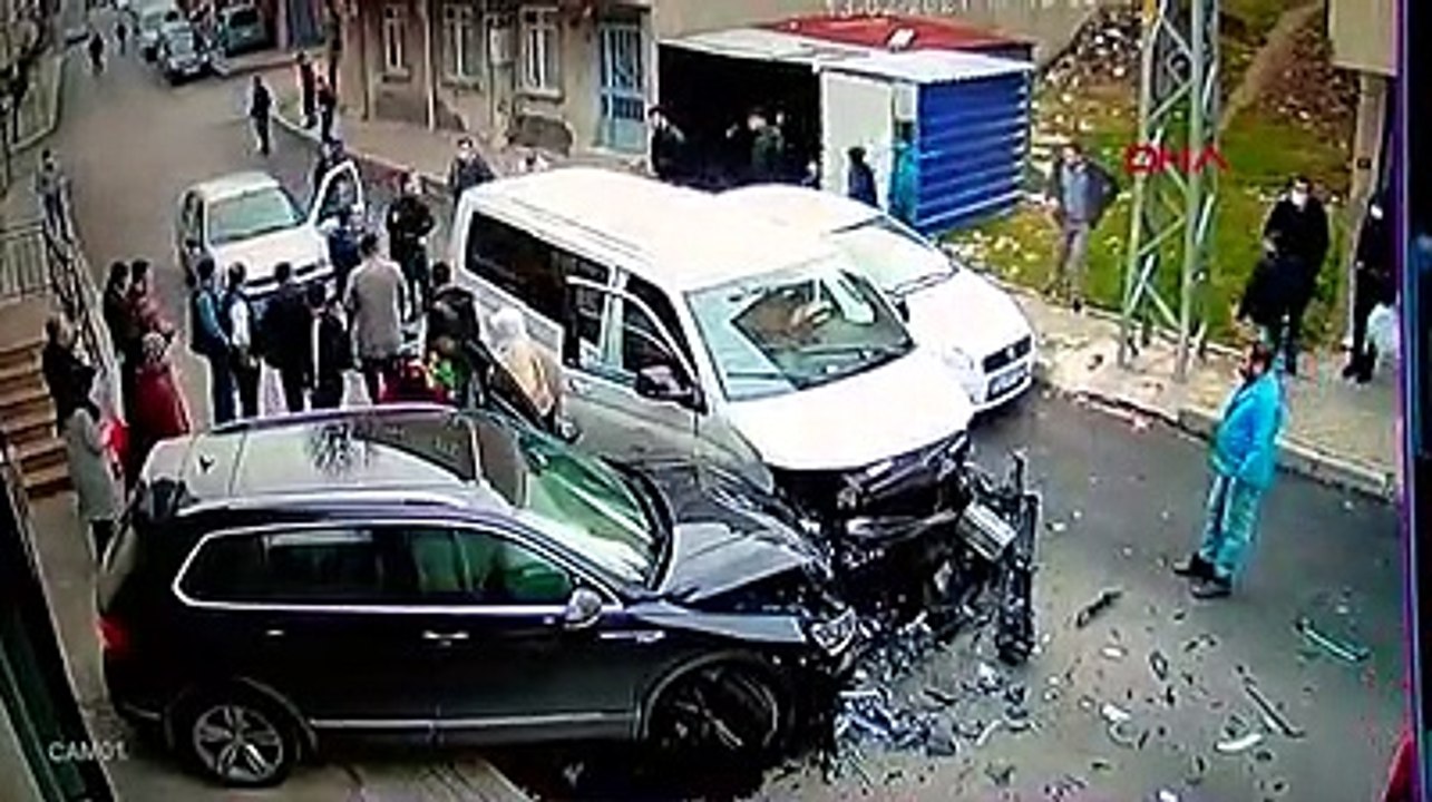 Avcılar'da film gibi polis şüpheli kovalamacası kamerada