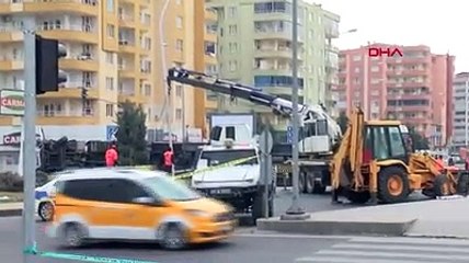 Diyarbakır'da lastiği patlayan beyaz eşya yüklü TIR, yan yattı