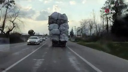 Aşırı yüklü kamyon tehlike saçtı
