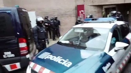 Ισπανία: Η αστυνομία συνέλαβε τον ράπερ Πάμπλο Χασέλ στο πανεπιστήμιο όπου είχε οχυρωθεί