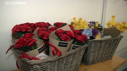 شاهد: "ورق وزهور".. سلاحٌ لـ"فلانتاين" في مواجهة العنف المنزلي