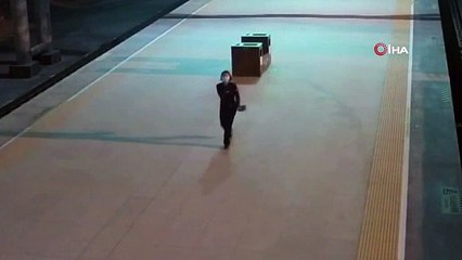 Tren istasyonu görevlisinin boş peronda dans ettiği anlar viral oldu
