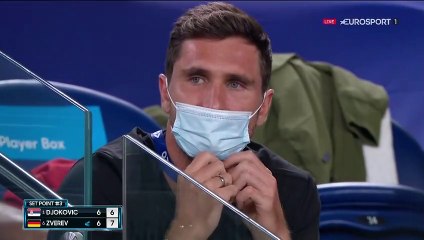La 3e balle de set a été la bonne : Zverev enlève la 1re manche face à Djokovic