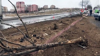 Devrilen tankerden tonlarca çamaşır suyu yola aktı