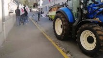 Les agriculteurs déversent du fumier devant la préfecture à Périgueux