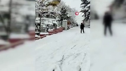 Şehir merkezini kayak pistine çevirdi