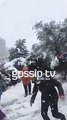 Απίστευτο! Η Καραβάτου έπαιξε χιονοπόλεμο έξω από το στούντιο με ψηλοτάκουνες γόβες