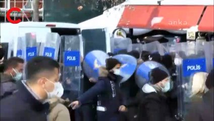 ANKARA'DA AÇIKLAMAYA İZİN VERMEYEN POLİS 10 KADINI GÖZALTINA ALDI