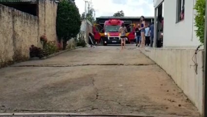 Após acidente, homem é socorrido em metalúrgica no Bairro São Cristóvão