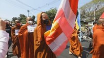 Los militares acusan a los manifestantes antijunta de violentos en Birmania