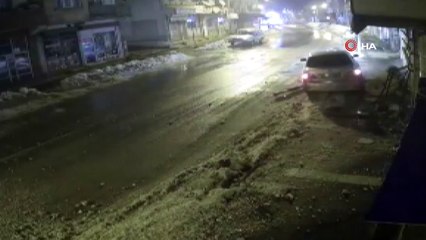 Buzlanan yolda kontrolden çıkan otomobil elektrik direğini biçti