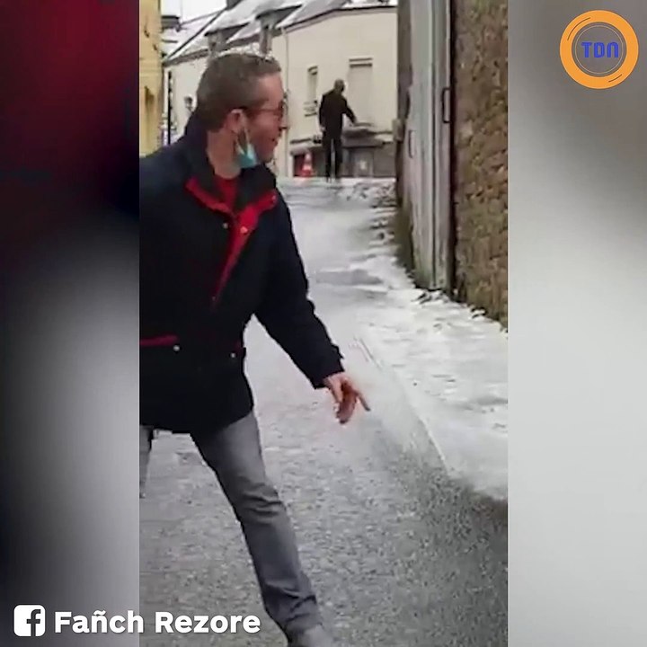 Ils n'arrivent pas à tenir sur le verglas et font mourir de rire la toile