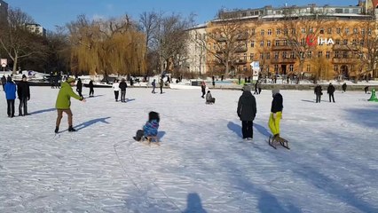 - Berlin’de Buz Tutan Göller, Covid-19 Kısıtlamalarından Bunalanların Eğlencesi Oldu