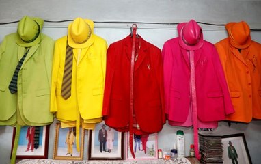 يمتلك أكثر من 160 بدلة ملونة: تعرف على ملك الأناقة الكيني جيمس ماينا موانجي!