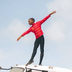 أنثوني مادو طفل نيجيري يحقق حلمه باحتراف الباليه بعد انتشار مقطع له حافياً تحت أمطار نيجيريا