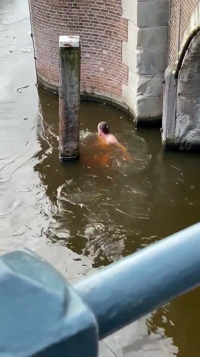 Il fait du patin à glace sur une rivière gelée mais cela ne se passe pas comme prévu