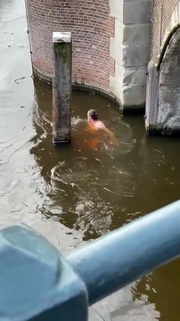 Il fait du patin à glace sur une rivière gelée mais cela ne se passe pas comme prévu