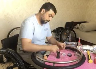 الإماراتي "أبو ناصر" يقدم خدمات صيانة الكراسي المتحركة بالمجان