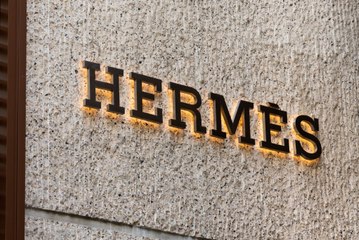 رحيل ليلى المنشاري مصممة واجهات علامة هيرميس بعد إصابتها بكورونا