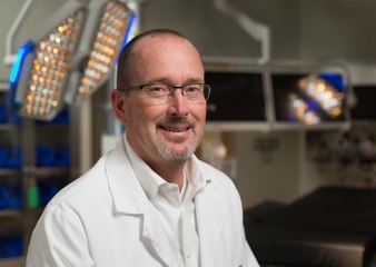 طبيب أمريكي يُخفي ندبات عمليات الأطفال برسومات ديزني