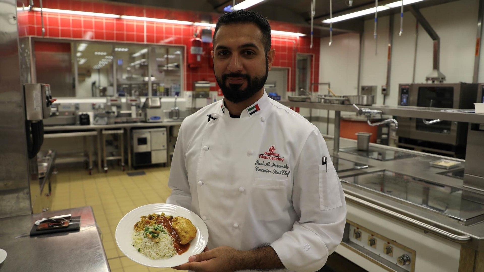 سعود المطروشي.. أول شيف إماراتي في أكبر مطبخ لتموين الطائرات في العالم -  فيديو Dailymotion