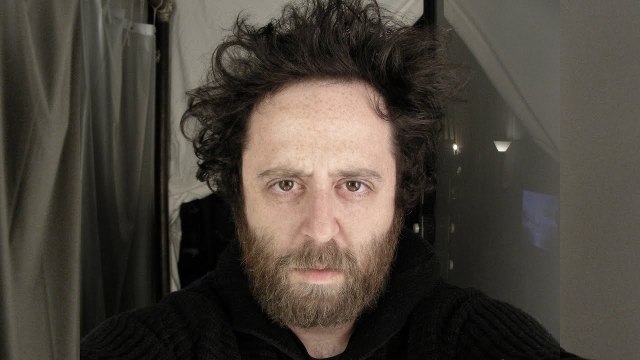 مصور يلتقط سيلفي يوميًا لمدة 20 عامًا