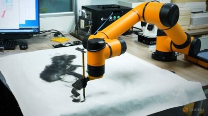 روبوت "A.I Gemini" يرسم لوحات في هونغ كونغ