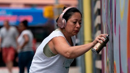 سيدة خمسينية من أوائل محترفات فن الـ"غرافيتي" في أمريكا