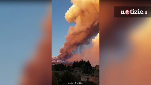 Etna, l'eruzione non si ferma: lo spettacolo delle fontane di lava al tramonto