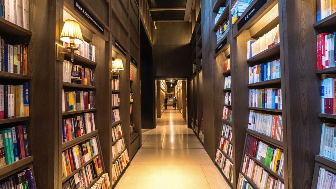 أين تقع أفضل محلات بيع الكتب في دبي؟